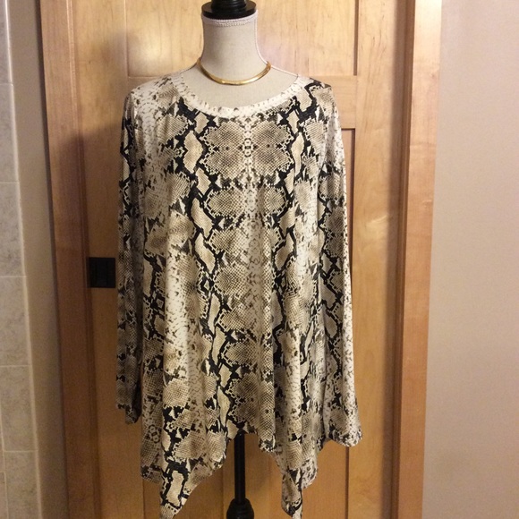 Luxurious- Snake Print Tunic - Picture 2 of 3